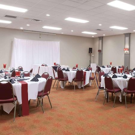 Hotel Ramada By Wyndham New Iberia Esterno foto