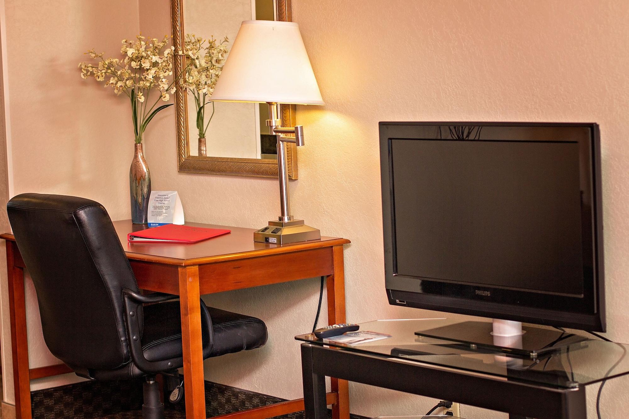 Hotel Ramada By Wyndham New Iberia Esterno foto
