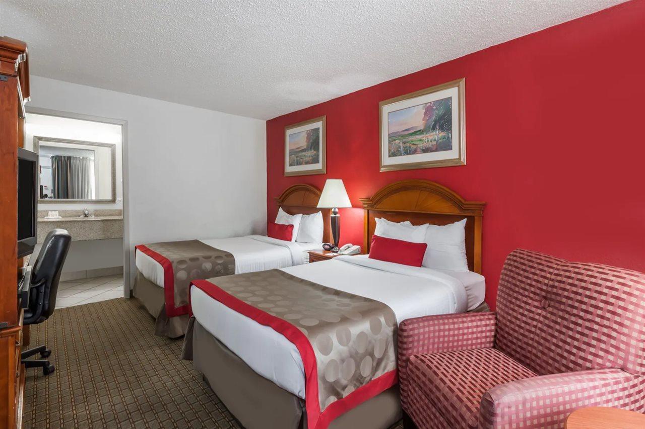 Hotel Ramada By Wyndham New Iberia Esterno foto