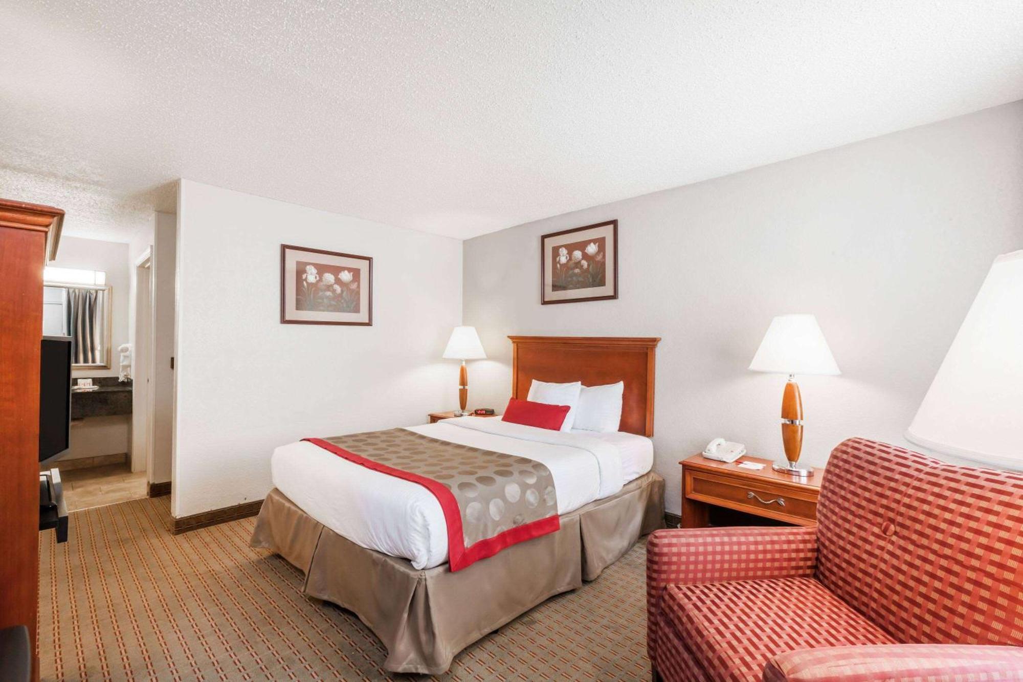 Hotel Ramada By Wyndham New Iberia Esterno foto