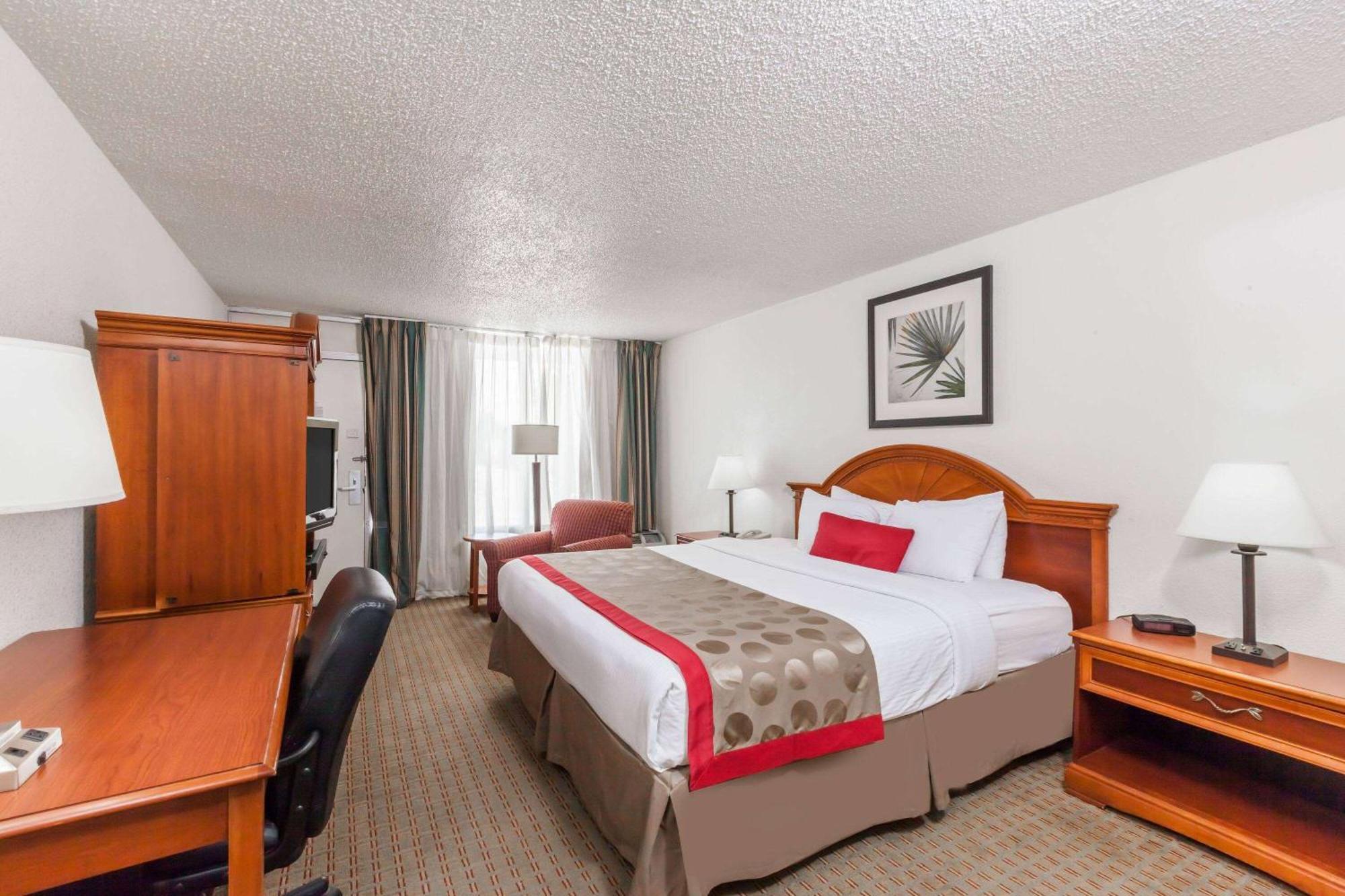 Hotel Ramada By Wyndham New Iberia Esterno foto