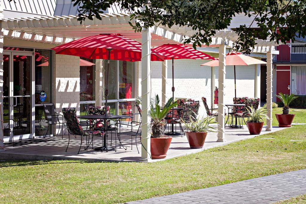 Hotel Ramada By Wyndham New Iberia Esterno foto