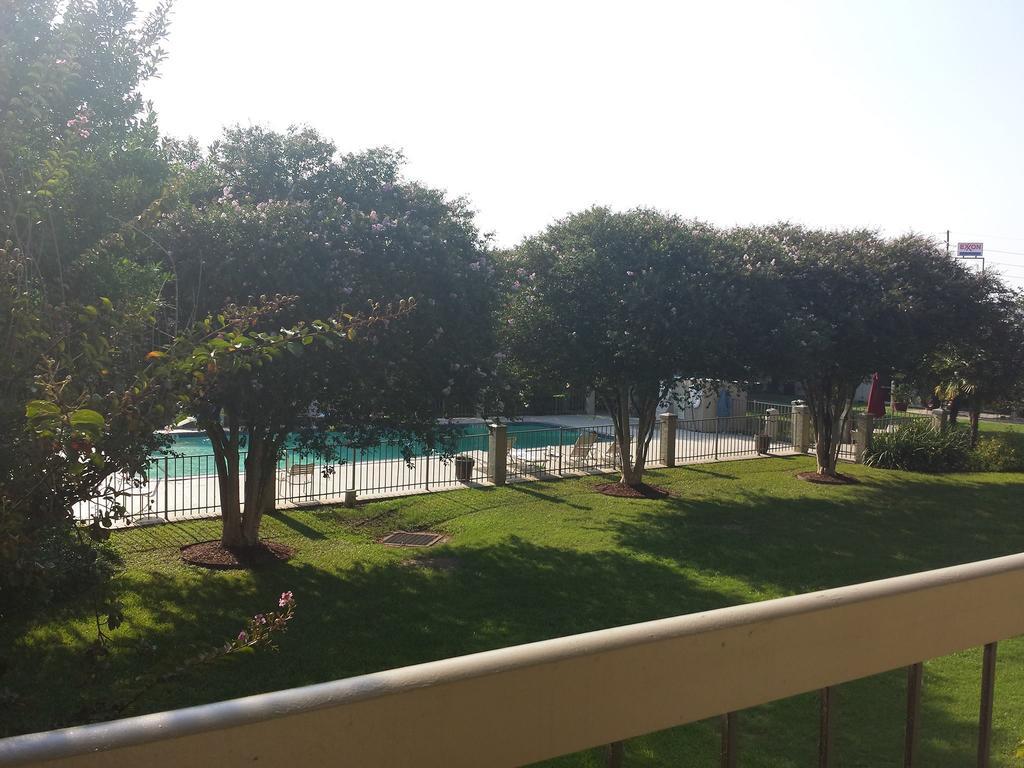 Hotel Ramada By Wyndham New Iberia Esterno foto